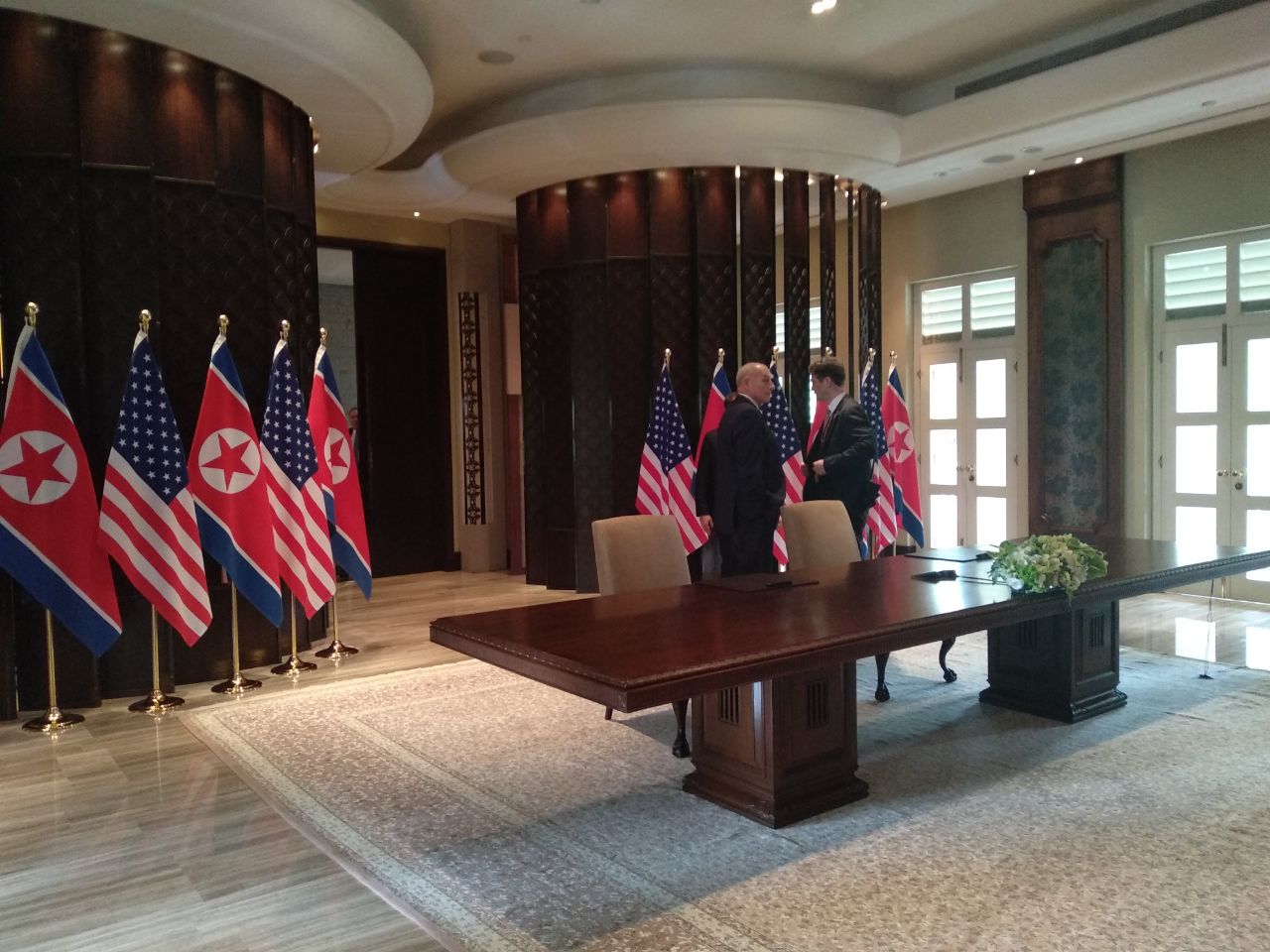 Trump gặp Kim Jong-un: Khen hết lời, nhưng vẫn tiếp tục trừng phạt - 9