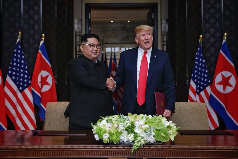 Trump gặp Kim Jong-un: Khen hết lời, nhưng vẫn tiếp tục trừng phạt - 7