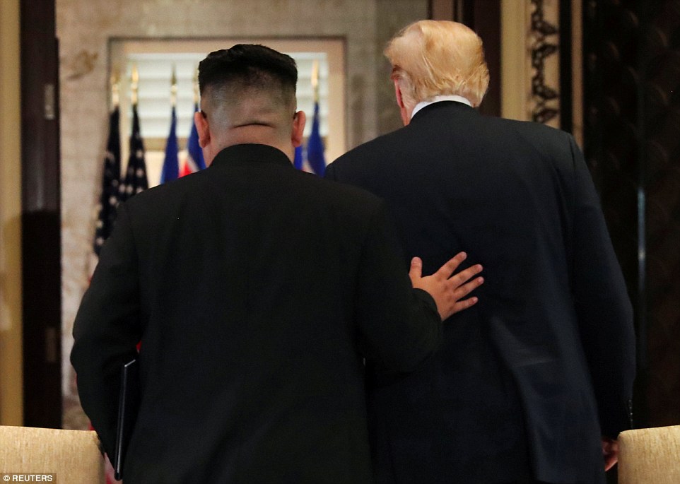 Vì sao Donald Trump đặt tay vào lưng Kim Jong-un? - 6