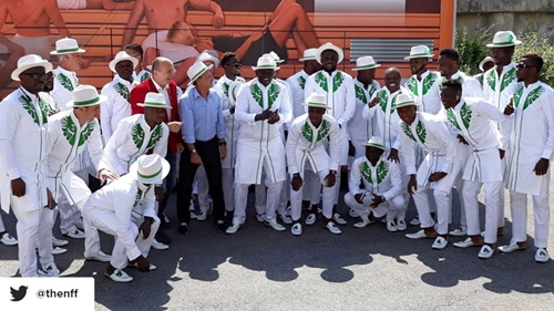 Đội tuyển Nigeria gây sốt nhờ đồng phục sân bay - 1