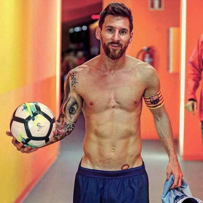 Hồi bé, Messi bị thiếu hụt hormone tăng trưởng, tưởng rằng chỉ cao nổi 1m4 nhưng anh đã rèn luyện không ngừng để có được dáng vóc như hiện tại.