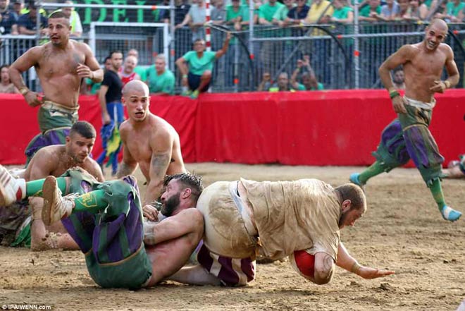 Môn tàn bạo nhất hành tinh: Hàng chục &#34;đầu gấu&#34; triệt hạ nhau - 8