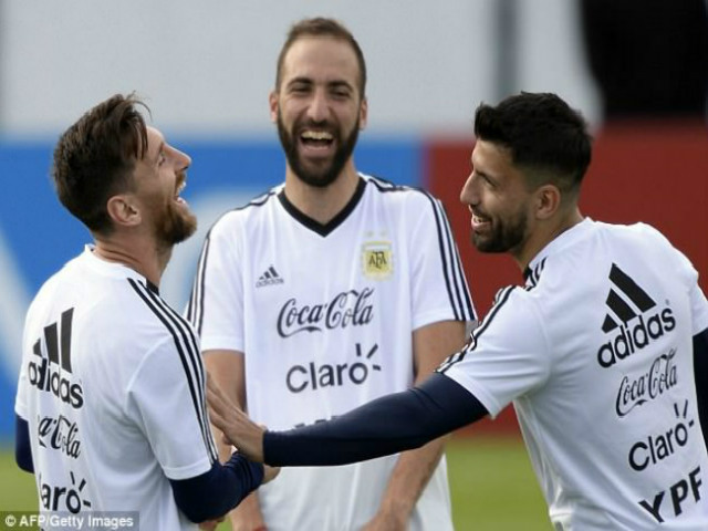 World Cup 2018: Argentina ”gây bão”, tam tấu Messi – Aguero – Higuain tươi rói