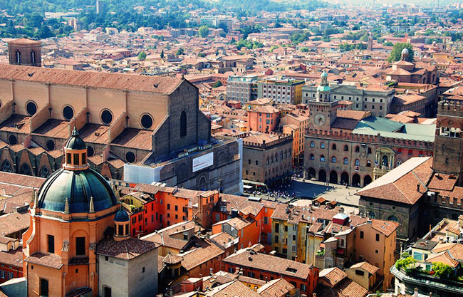 Bologna: Được gọi là "La Rossa" bởi kiến trúc tuyệt vời từ các tòa nhà gạch đỏ và mái ngói hình chóp, Bologna là thủ đô và là thành phố lớn nhất trong vùng Emilia-Romagna của miền Bắc nước Ý.