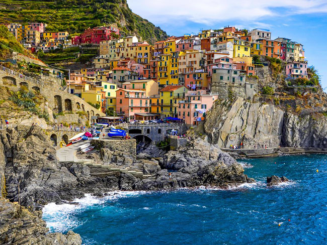 Manarola, Cinque Terre: Thị trấn ven biển này đã được UNESCO công nhận là Di sản Thế giới với những ngôi nhà sơn đủ màu rực rỡ nằm lô nhô trên vách đá.