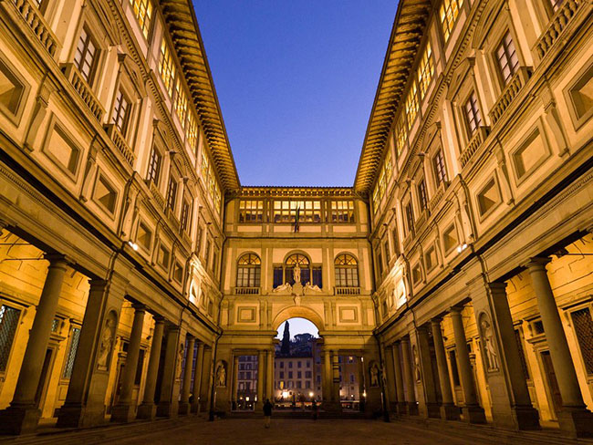 Phòng trưng bày Uffizi, Florence: Bảo tàng được thiết kế rất tinh tế với các cột đối xứng và cửa sổ trang nghiêm.