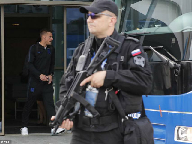 Tuyển Anh đến Nga: Rashford ”lâm nạn”, dàn cảnh sát cầm súng hộ tống