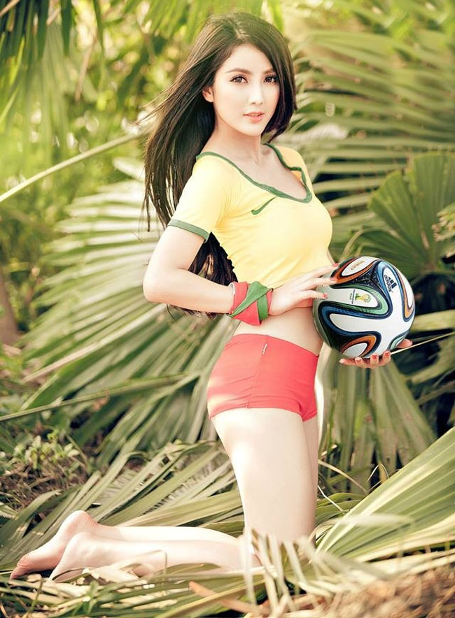 Tại mùa giải World Cup 2014, hot girl Linh Napie mặc gợi cảm cổ vũ đội tuyển Brazil. 