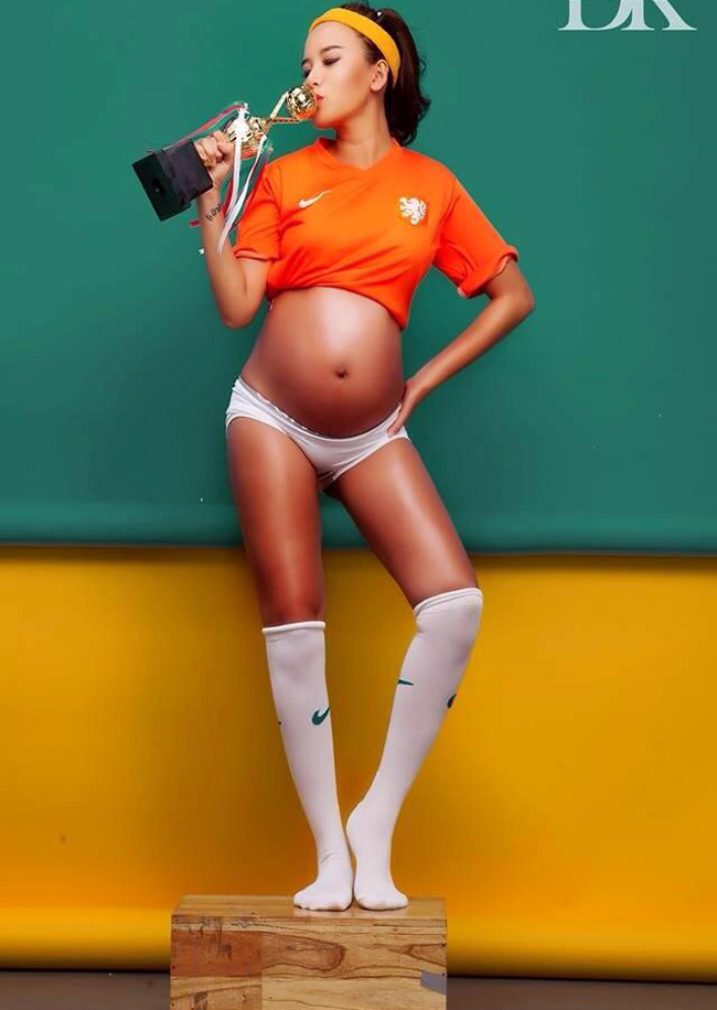 Dj Myno dù đang mang bầu cũng mặc sexy cổ vũ World Cup 2014. 