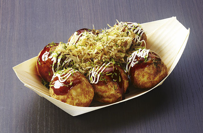 2.Takoyaki

Takoyaki là đặc sản ở vùng Osaka, thường bị người nước ngoài nhầm lẫn là quả trứng rán hình tròn. Nó có nhân bạch tuộc, được bọc trong lớp vỏ bánh mềm, thơm, và ăn cùng nước sốt, mayonnaise.