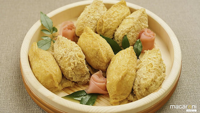8.Inarizushi

Dù thích hay không thích đậu phụ, cũng không thể phủ nhận được độ ngon của món Inari này. Phần vỏ đậu ngọt, nhân cơm bên trong chua dịu nhẹ, khi kết hợp với nhau tạo ra hương vị tuyệt ngon.