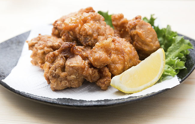9.Karaage

Karaage là thịt gà tẩm bột chiên kiểu Nhật, nó giòn rụm, đậm vị, có thể ăn kèm với chút chua nhẹ của chanh thì trở thành món nhậu khoái khẩu của rất nhiều người.