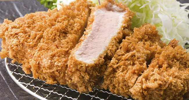 12.Tonkatsu

Tonkatsu là thịt heo tẩm bột chiên xù, trong tiếng Nhật chữ katsu có nghĩa là chiến thắng. Đây là món ăn mà hầu hết các sĩ tử đều muốn ăn trước mỗi kỳ thi.