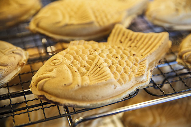 10.Bánh taiyaki

Taiyaki có nguồn gốc từ Tokyo, ban đầu nó chỉ có nhân là đậu đỏ và trà xanh, nhưng bây giờ nó có đầy đủ tất cả các vị.