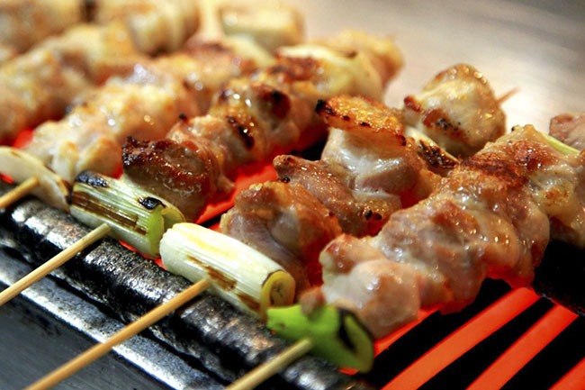 15.Yakitori

Món này được rất nhiều người thích, rất dễ ăn, nó được làm từ thịt gà nướng cùng với rau củ kèm sốt riêng.