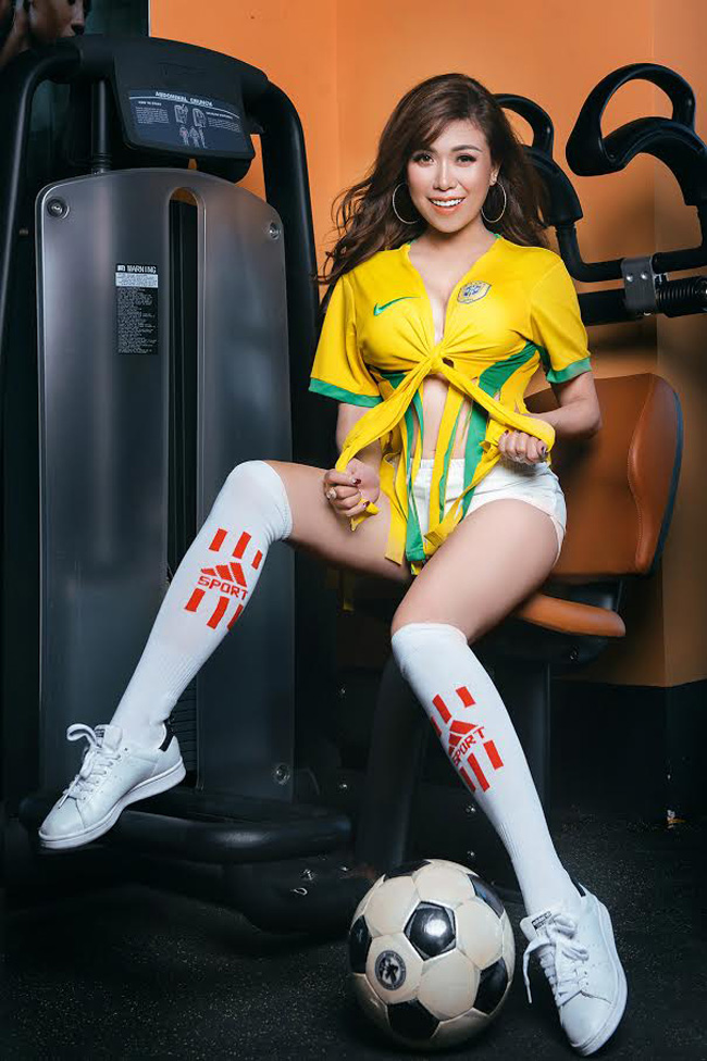 Trong trang phục của đội tuyển Brazil được cách điệu với phong cách sexy của fan nữ, Mai Thỏ càng thêm quyền rũ.