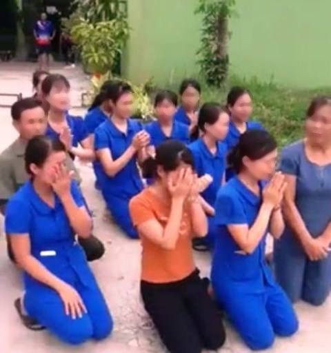 Xôn xao cảnh hàng chục giáo viên mầm non quỳ khóc xin tiếp tục dạy trẻ - 1
