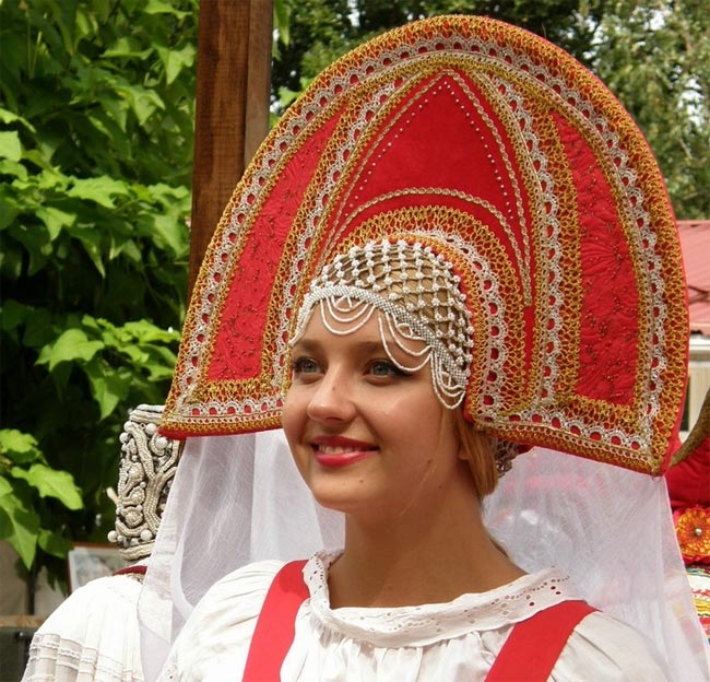 Đặc biệt những chiếc mũ đội đầu của trang phục truyền thống Nga vô cùng đẹp đẽ.