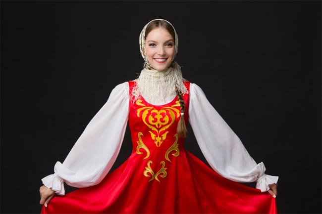 Chất liệu chủ đạo của trang phục truyền thống Nga thường làm từ lanh, vải gai, lông thú, vải pha len, lụa, lông thú, vải sợi bông, gấm. 