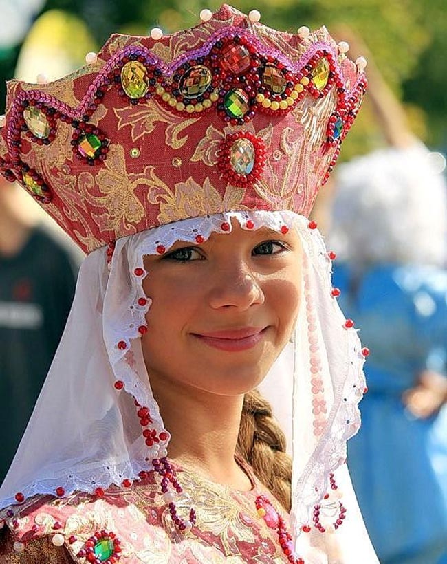 Những chiếc mũ đội đầu tựa như những chiếc vương miện mà mỗi người phụ nữ Nga như thể một nữ hoàng.