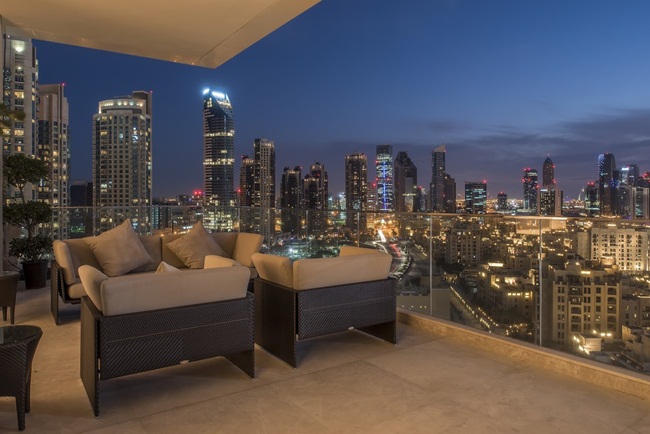 Ở mỗi tầng, các cư dân đều có thể ngắm cảnh khu vực Dowtown của Dubai, trung tâm tài chính quốc tế Dubai qua cửa kính cao 3,5m.