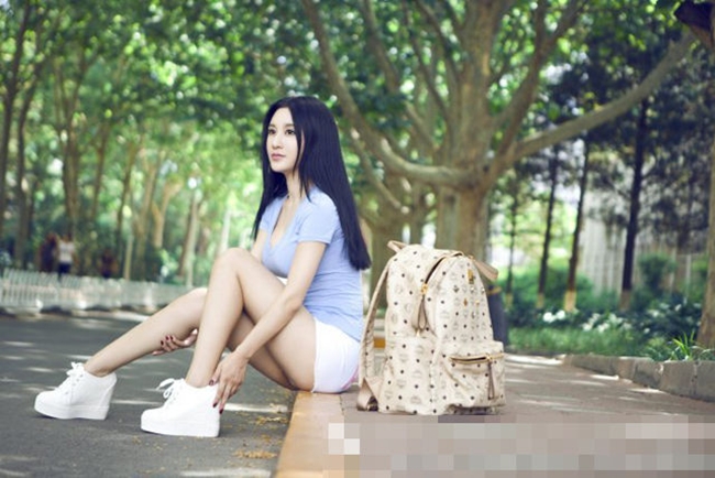 Với lợi thế nhan sắc, Phàn Linh giờ đây được biết đến là một trong những hot girl đình đám nhất của Đại học sư phạm Bắc Kinh.