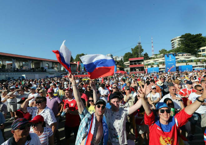 Ấn tượng World Cup 15/6: Mỹ nhân bung lụa, triệu fan mở hội - 14