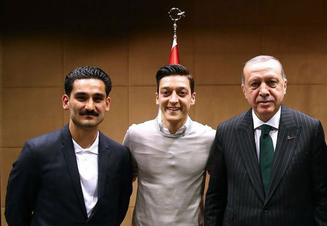 Huyền thoại khuyên tuyển Đức &#39;tống cổ&#39; Ozil và Gundogan - 1