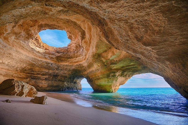 Hang động biển Benagil, Bồ Đào Nha: Bờ biển vùng Algarve bao gồm cấu trúc đá vôi bị ăn mòn bởi sóng biển. Sự tác động này đã tạo nên những hang động biển tuyệt đẹp như thế này.