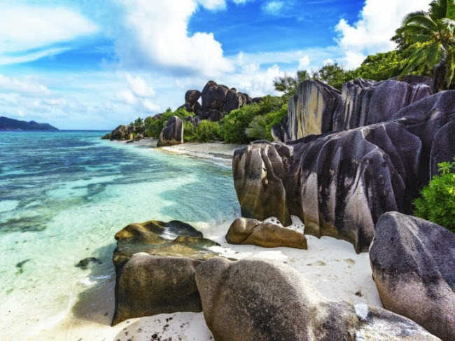 Bãi biển Anse Source d’Argent, Seychelles: Bãi biển cát trắng được tô điểm bằng những tảng đá granite khổng lồ và nước biển trong xanh như ngọc. Đây cũng là một số ít bãi biển hướng về phía tây, nơi du khách có thể chiêm ngưỡng cảnh tượng mặt trời lặn trên biển.