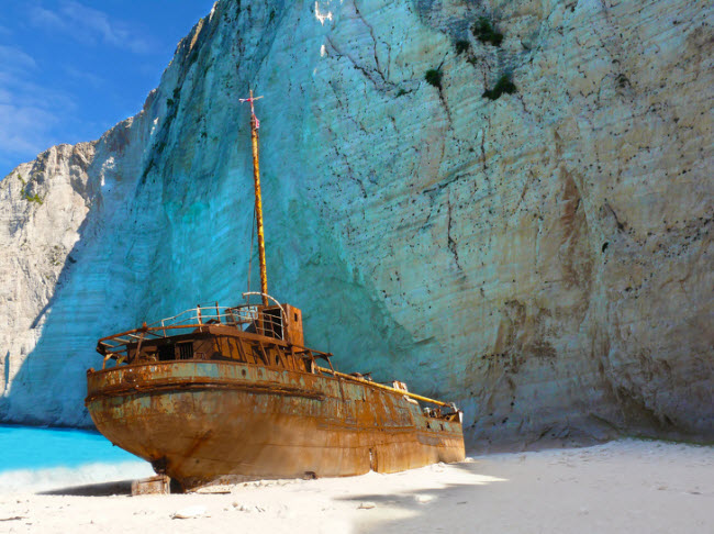 Sự nổi tiếng của bãi biển Navagio gắn liền với xác tàu biển khổng lồ nằm trên bãi cát. Con tàu này được cho là đã từng buôn lậu các mặt hàng như thuốc lá, rượu vang và phụ nữ.