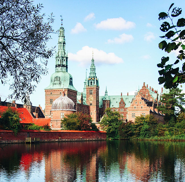 Hillerød: Thành phố thời trung cổ này là một thị trấn không thể bỏ qua khi đến thăm Đan Mạch. Lâu đài Frederiksborg & Gardens soi bóng dưới dòng nước vô cùng ngoạn mục.