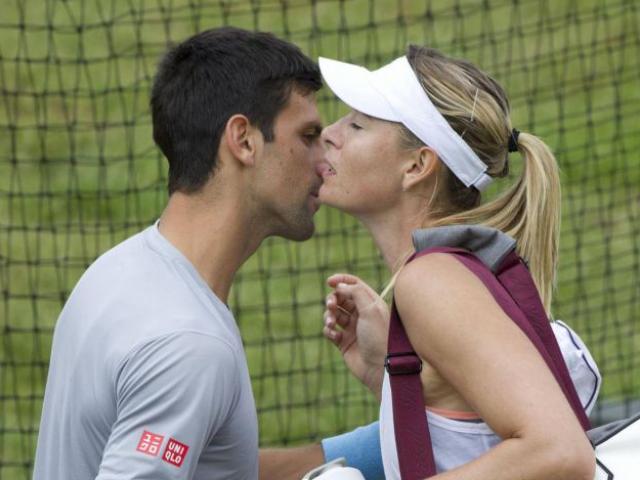 Djokovic dại dột ”trao thân” cho Sharapova: Đau đớn vì dính đòn ”chỗ ấy”