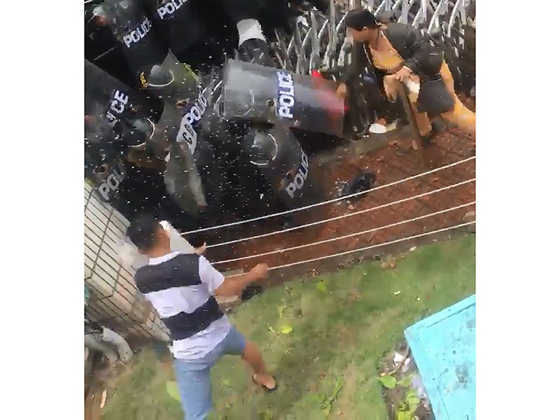 Bắt thanh niên bê tảng đá 30kg ném cảnh sát cơ động ở Pouyuen - 1