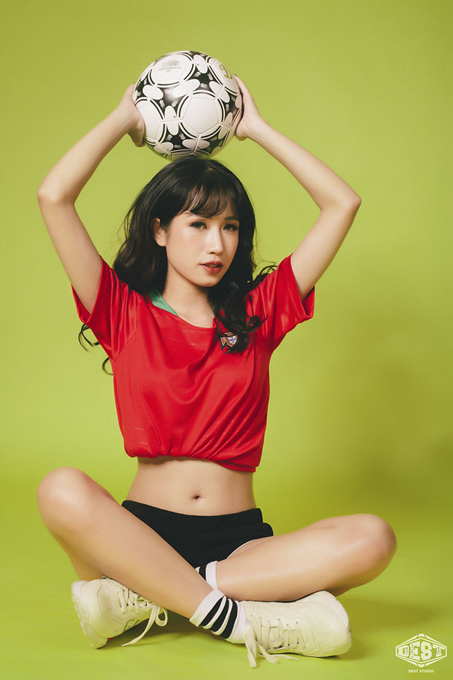 Hot girl Nga Đoàn mê MU tung ảnh nóng, thách Ronaldo điều đặc biệt - 7