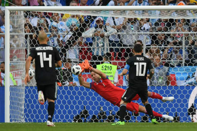 “Người nhện” Iceland siêu đẳng: Messi chào thua, Argentina ôm hận - 1