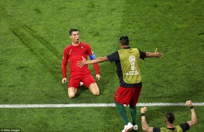 Ronaldo &#34;hóa thánh&#34; cứu Bồ Đào Nha: Oai phong lẫm liệt, lu mờ &#34;Quái thú&#34; Costa - 5