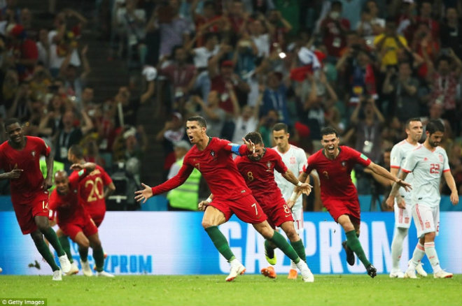 Ronaldo &#34;hóa thánh&#34; cứu Bồ Đào Nha: Oai phong lẫm liệt, lu mờ &#34;Quái thú&#34; Costa - 9