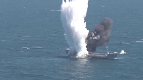 Video: Xem tàu ngầm Thổ Nhĩ Kỳ phóng ngư lôi, &#34;bẻ đôi&#34; tàu chở dầu trên Biển Đen - 1