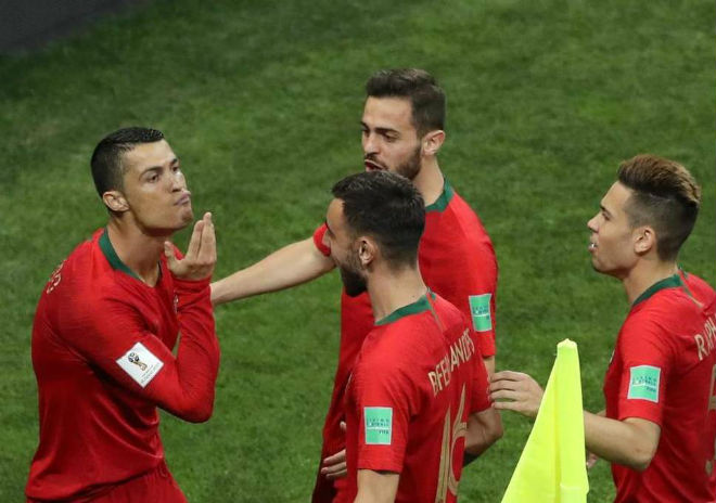 Ấn tượng World Cup 16/6: Nụ hôn xuyên biên giới BĐN - TBN &#34;đốt cháy&#34; khán đài - 7