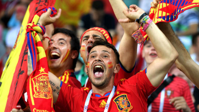 Ấn tượng World Cup 16/6: Nụ hôn xuyên biên giới BĐN - TBN &#34;đốt cháy&#34; khán đài - 5