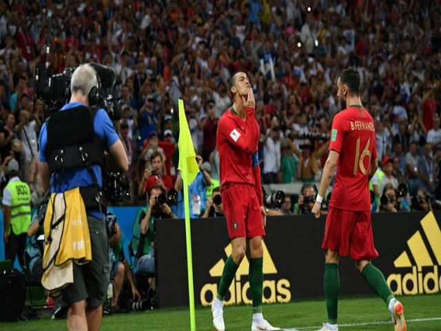 Ronaldo ”hóa thánh” cứu Bồ Đào Nha: Oai phong lẫm liệt, lu mờ ”Quái thú” Costa