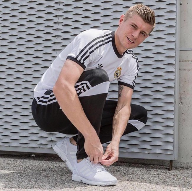 Kroos sở hữu vẻ ngoài lịch lãm, nam tính và ấm áp vô cùng. Bên cạnh đó với chiều cao 1m83 cùng những bộ trang phục đơn giản thôi thì Kroos cũng có thể hút hồn các chị em.&nbsp;