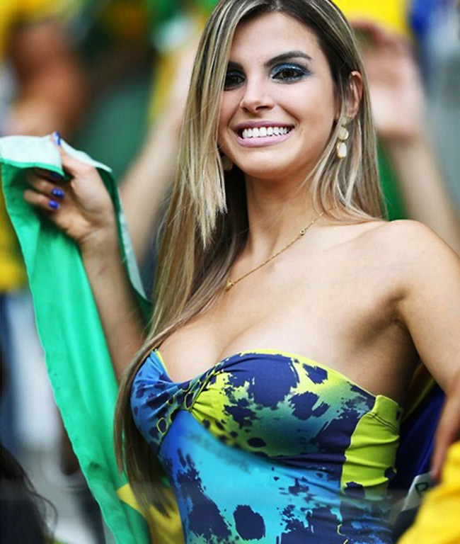 Vòng một nức tiếng của thiên thần trên khán đài cổ vũ cho Brazil.