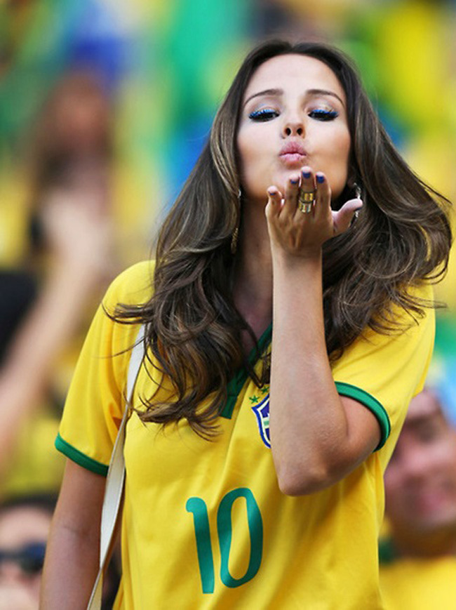Brazil xứng đáng là xứ sở yêu bóng đá, từ các cầu thủ đến fan nữ.