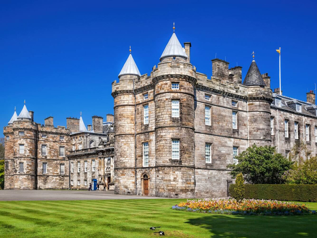 Cung điện Holyroodhouse - Edinburgh, Scotland:&nbsp;Được xây dựng từ năm 1128, cung điện Holyroodhouse trước đây là một tu viện. Cung điện mở cửa quanh năm cho công chúng tham quan, và là trung tâm của Tuần lễ Holyrood, một chuỗi liên hoan hàng năm của hoàng gia kỷ niệm lịch sử văn hóa Scotland từ cuối tháng 6 đến đầu tháng 7.