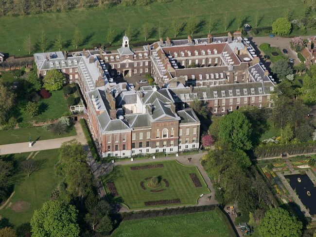 Cung điện Kensington - London được hoàng gia Anh mua vào năm 1689 từ Bá tước Nottingham. Cung điện Kensington chính là gia đình Hoàng tử William, công nương Kate Middleton sống tại tòa tháp 1A.