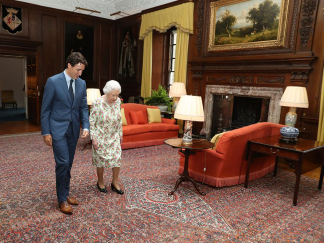 Nữ hoàng Elizabeth chào đón Thủ tướng Canada Justin Trudeau tại cung điện Holyroodhouse
