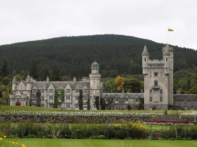 Lâu đài Balmoral - Aberdeenshire, Scotland:&nbsp;Balmoral là khu nghỉ mát của gia đình hoàng gia ở Scotland. Hoàng tử Albert mua nó tặng Nữ hoàng Victoria vào năm 1852 và cho xây dựng lại vào năm 1856. Lâu dài có diện tích 50.000 mẫu Anh và tổng cộng 150 tòa nhà.