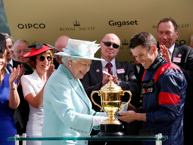 Nữ hoàng trao giải tại cuộc đua Royal Ascot
